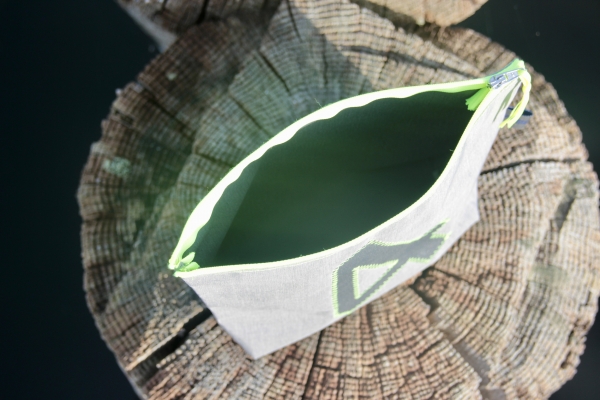 wasserdichte Airtexkosmetiktasche in grau mit dunkelgrauer 4